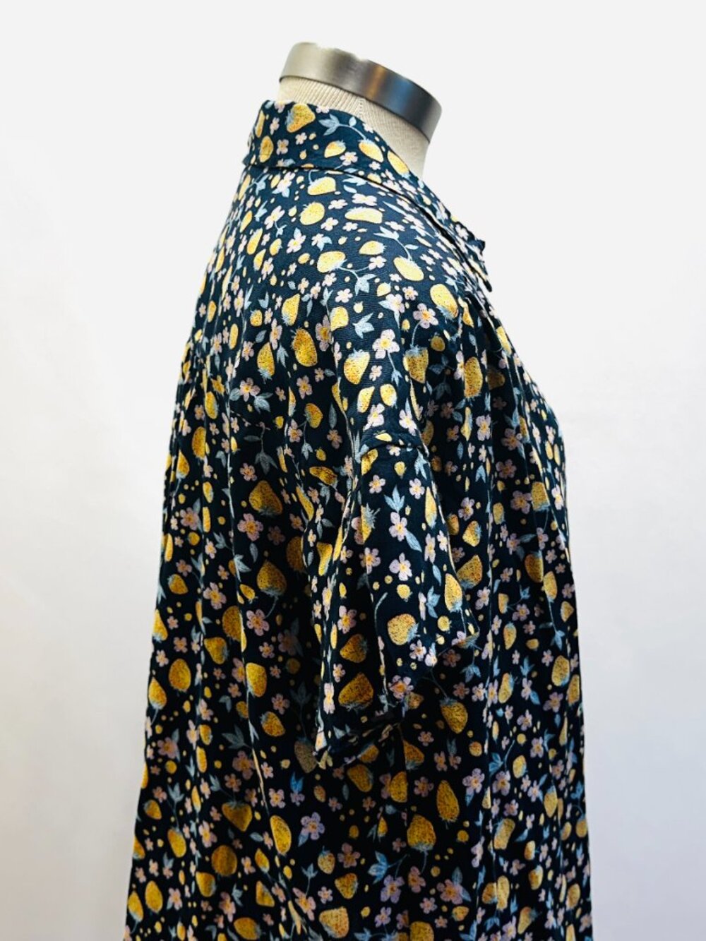 NWT SO Women Short Sleeve Button Down Collared Floral/Fruit Shirt Size XL - Picture 6 of 12